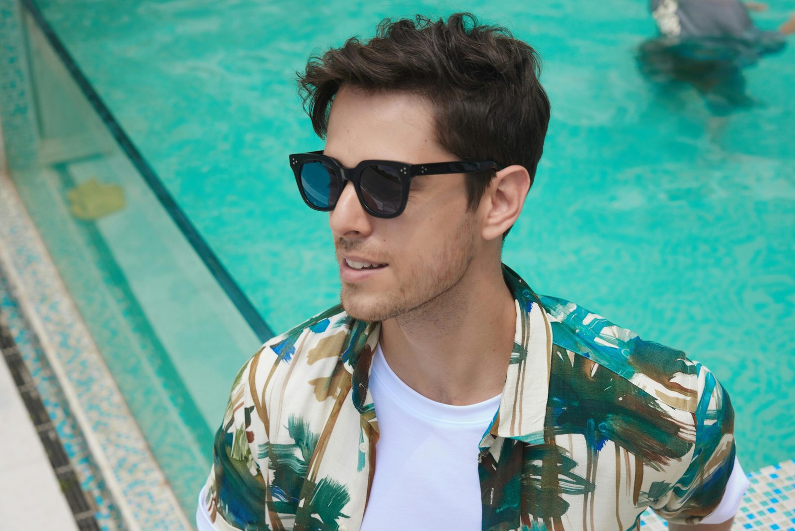 Hombre usando lentes de sol